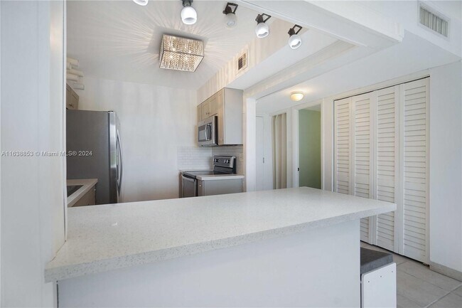 Building Photo - 6900 Bay Dr