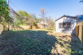 Building Photo - 404 S Oak Ave