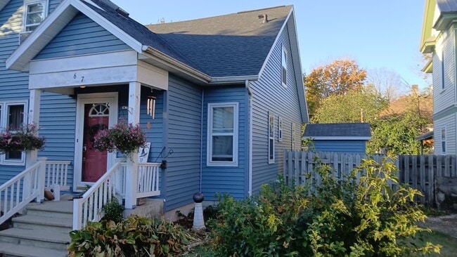 Building Photo - 607 W Picnic St