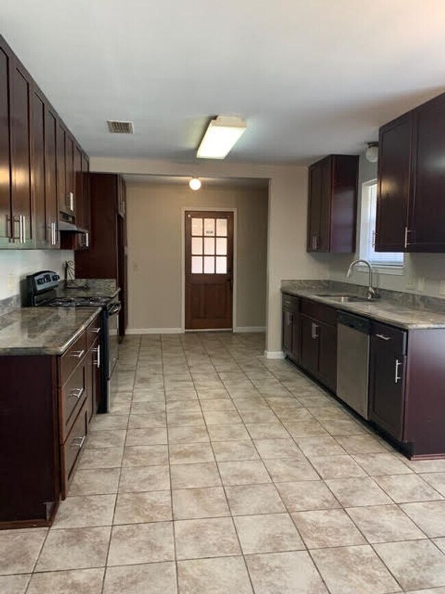 Foto del edificio - 16538 Patton Ave