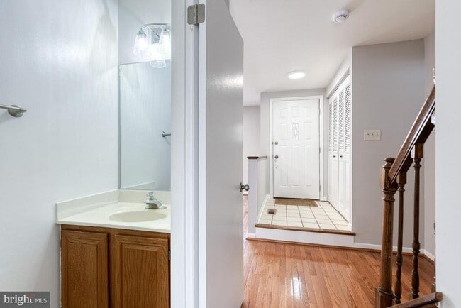 Building Photo - 38 Tudor Ct