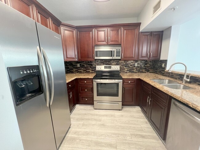 Building Photo - 3020 NE 32nd Ave