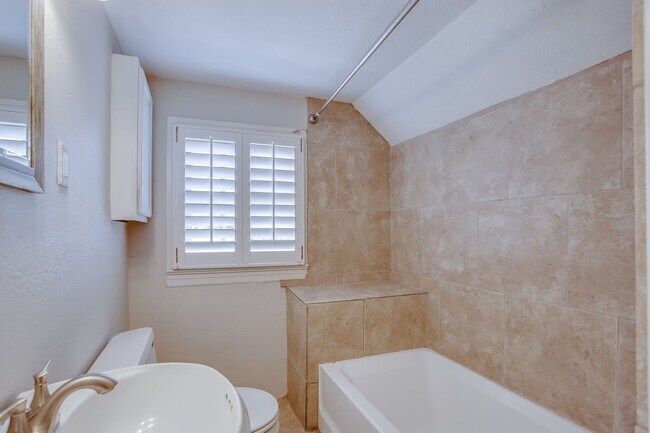 Building Photo - Pre Leasing for fall 2026! 4/2 in Heart of Lubbock!