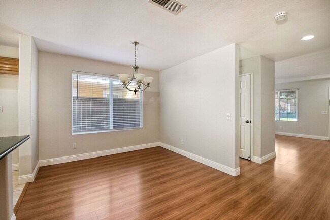 Building Photo - Sierra Ridge 4 br 2.5 ba Gated Community R...