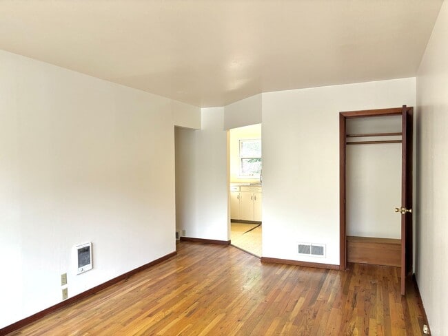 Building Photo - FEWEK01