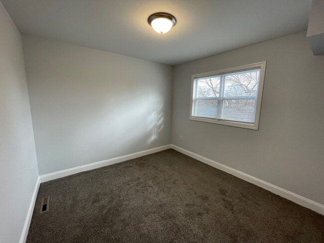 Building Photo - Fully Renovated 3BR/1BA in New Castle!