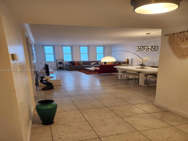 Foto del edificio - 5401 Collins Ave