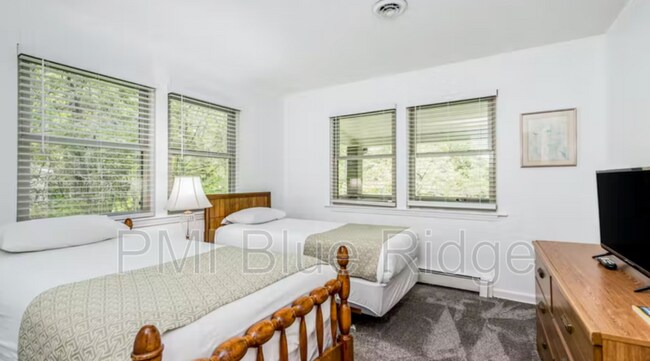 Foto del edificio - 1150 W Blue Ridge Rd