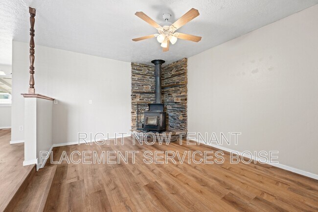 Building Photo - 306 W Maple Ave