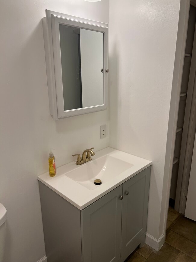 Guest Bath - 85 Snowberry Rd