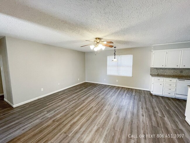 Building Photo - Nicely Updated 3/2 in Central Location, Pe...