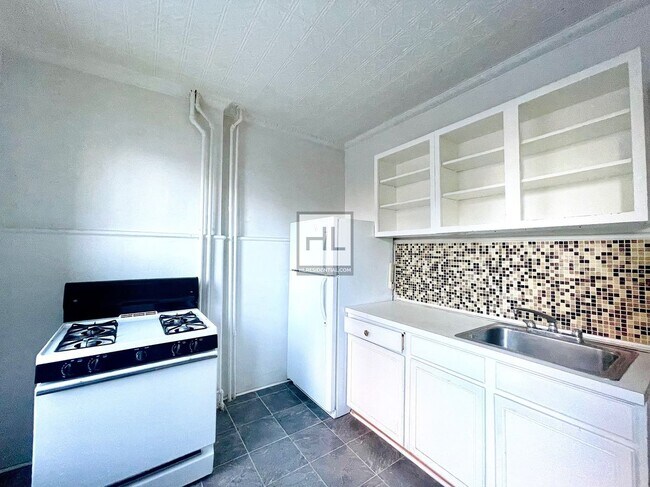 Foto del edificio - Large 2 Bed + Home Office | Fresh Pond Roa...
