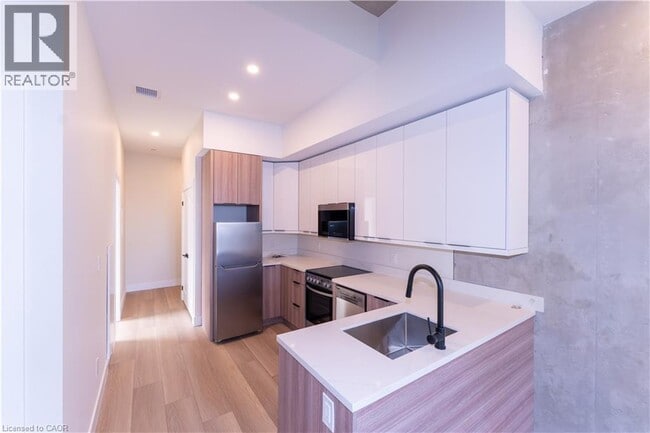 Building Photo - 169 James St S