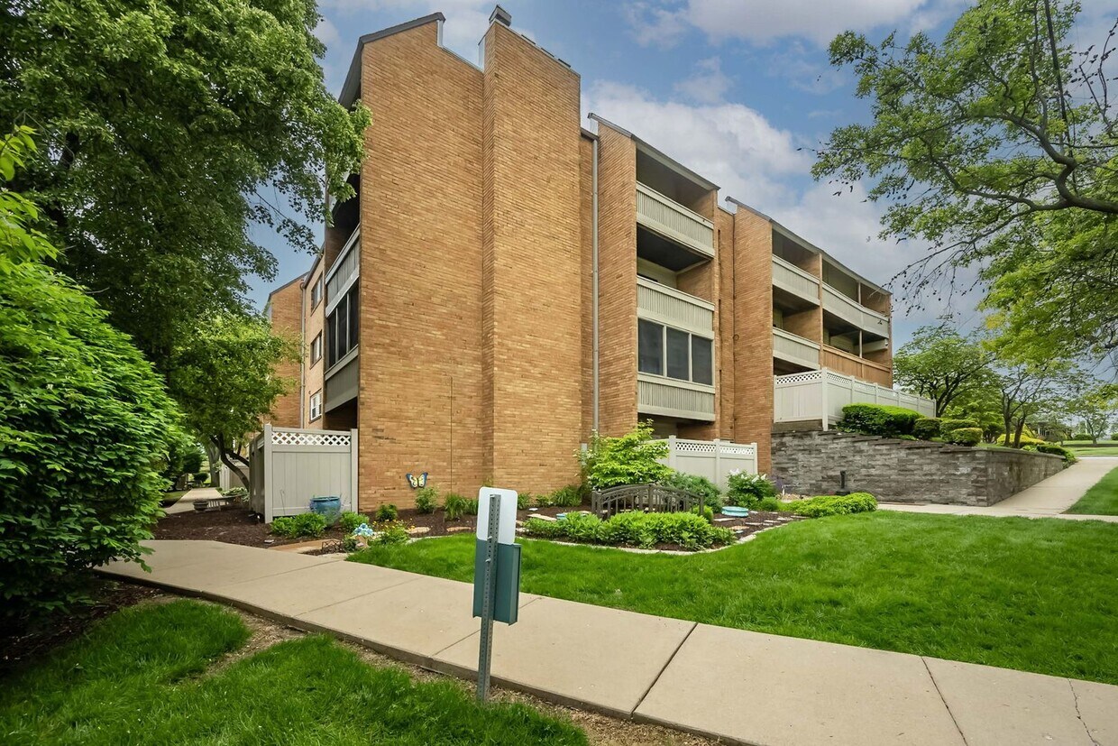 Foto principal - Two Bedroom, 2 Bath Creve Coeur Condo