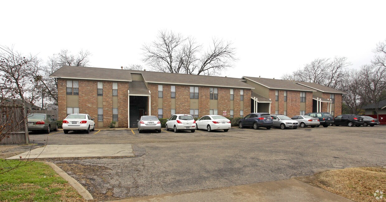Primary Photo - 1203 W 49th St