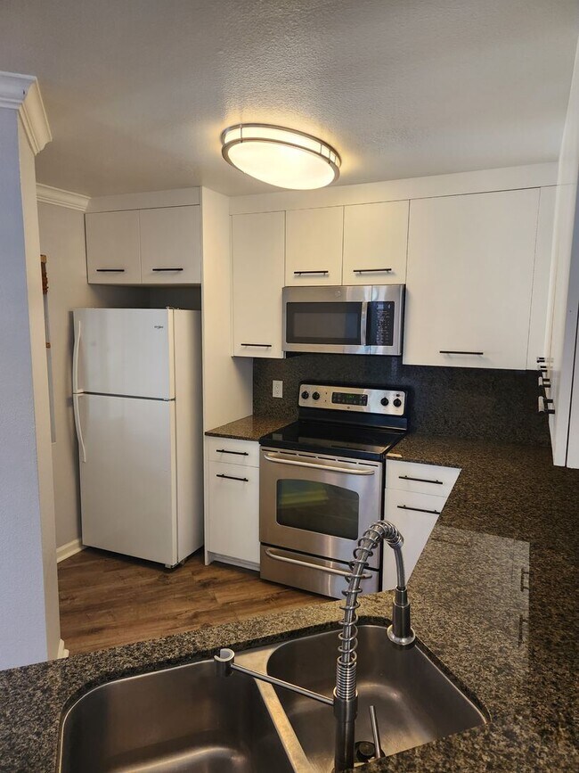 Foto del edificio - 2 Bedroom Upper Unit in UTC