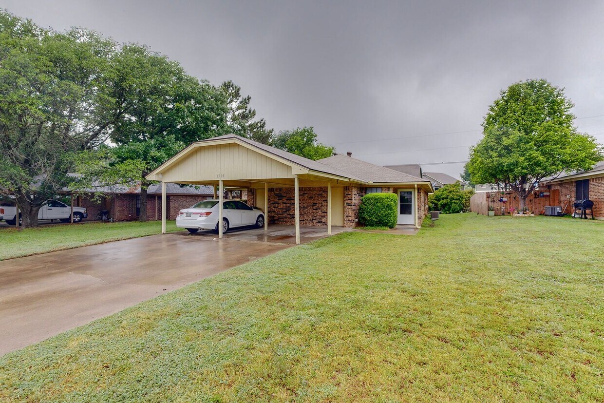 1308 Ridge Run St Unit A, Cleburne, TX 76033 Room for Rent in