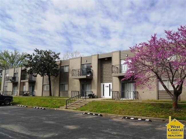 Building Photo - 900 E Ohio St