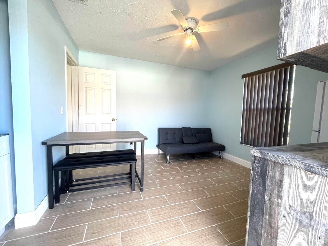 Foto principal - 5753 SE Mercedes Ave