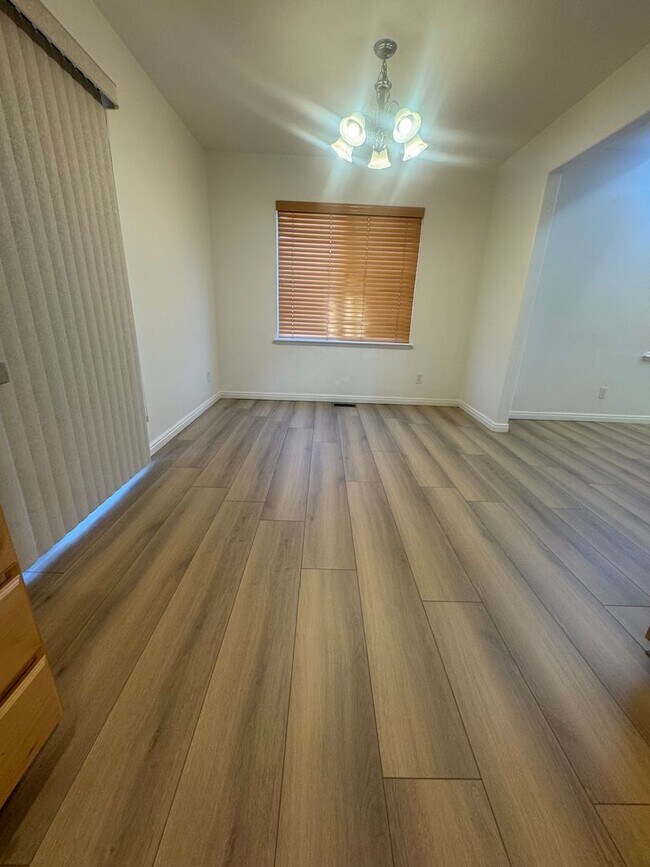 Building Photo - Beautiful Cedar Hills townhome for rent!