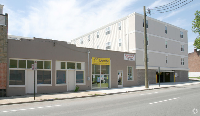 Building Photo - Pine Court I