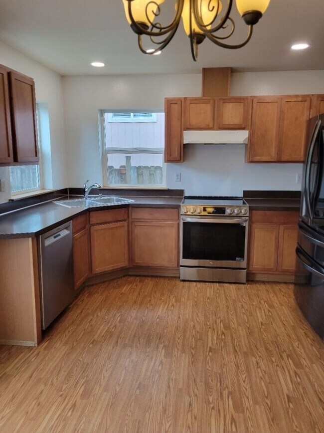 Building Photo - Must See Poulsbo Home!