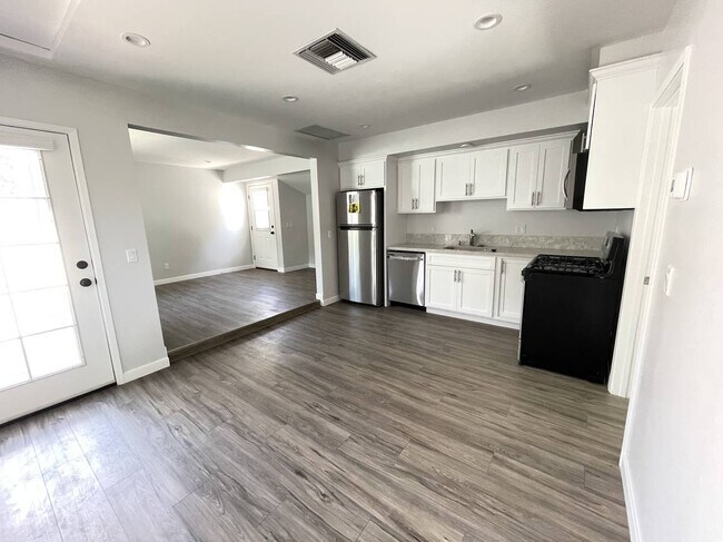 Building Photo - 3860 Country Club Dr