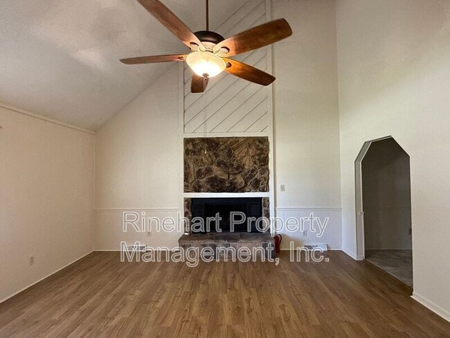 Foto del edificio - 2083 Ridgecrest Rd