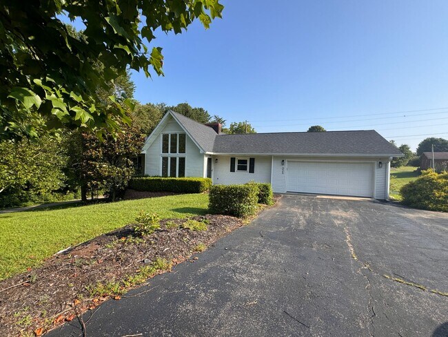 Building Photo - Three Bedroom Home in London, KY