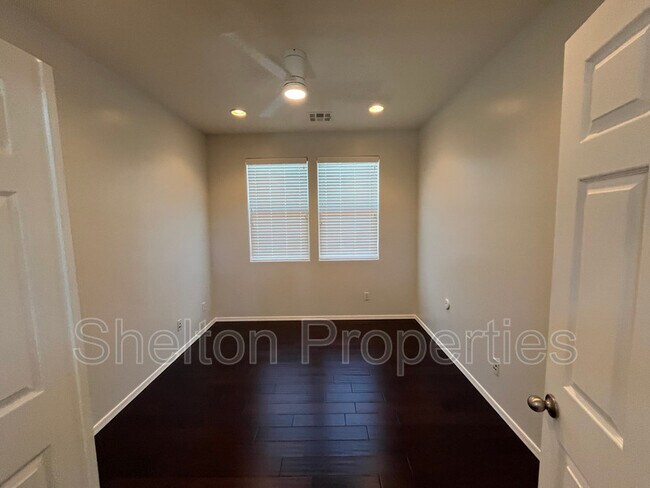 Foto del edificio - 21056 W Court St