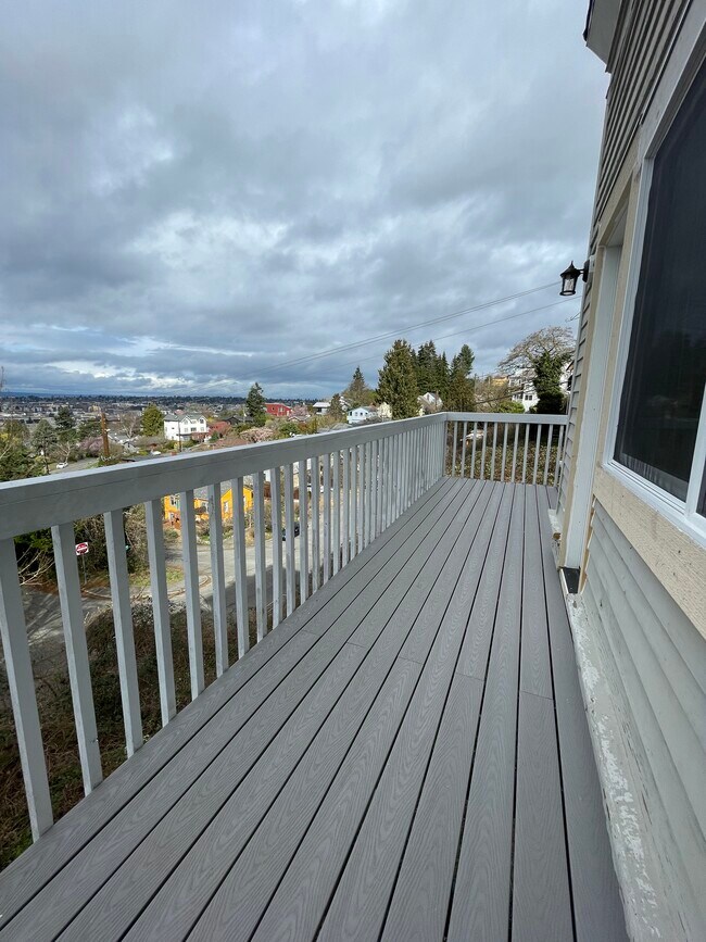 Private Deck - 4259 Greenwood Ave N