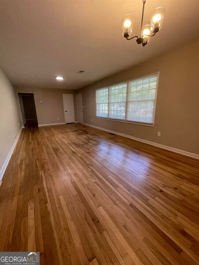 Building Photo - 779 Casplan St SW