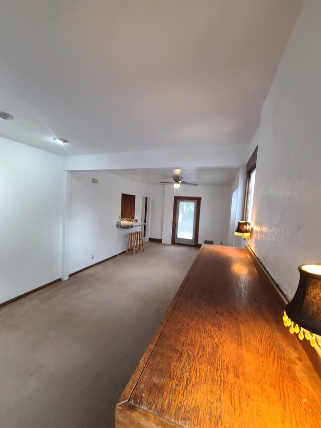 Repisa de chimenea mirando el espacio desde la puerta de entrada - 122 Edgerton Rd