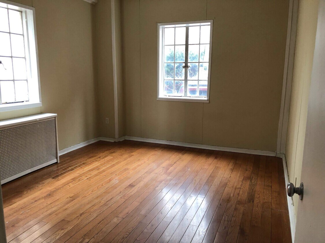 Primary Photo - 155 W River St