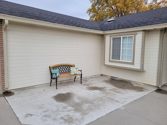 Foto del edificio - SHORT TERM LEASE OPTIONS! R.V Parking Near...