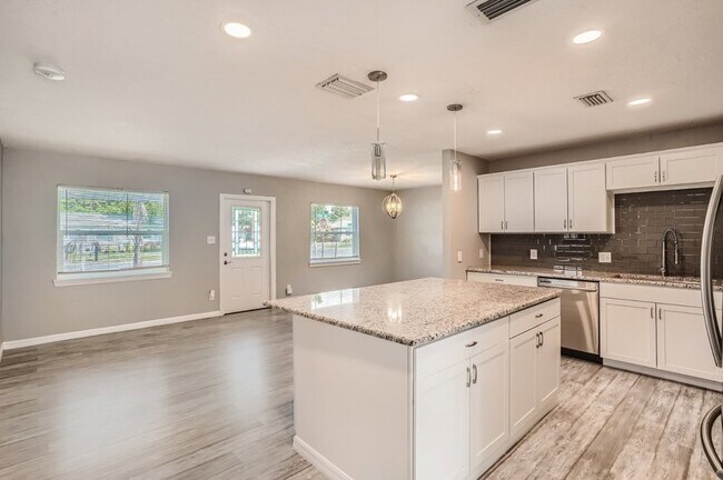 Foto del edificio - 4102 W Bay View Ave