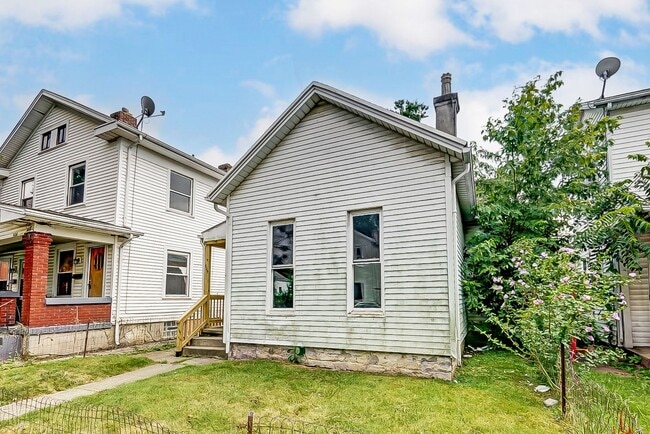 Building Photo - 3 Bed In Dayton- MOVE IN SPECIAL! Second Month Free if Moved in by May 1st!