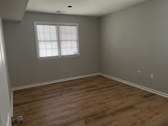 Foto del edificio - 323 Jefferson St