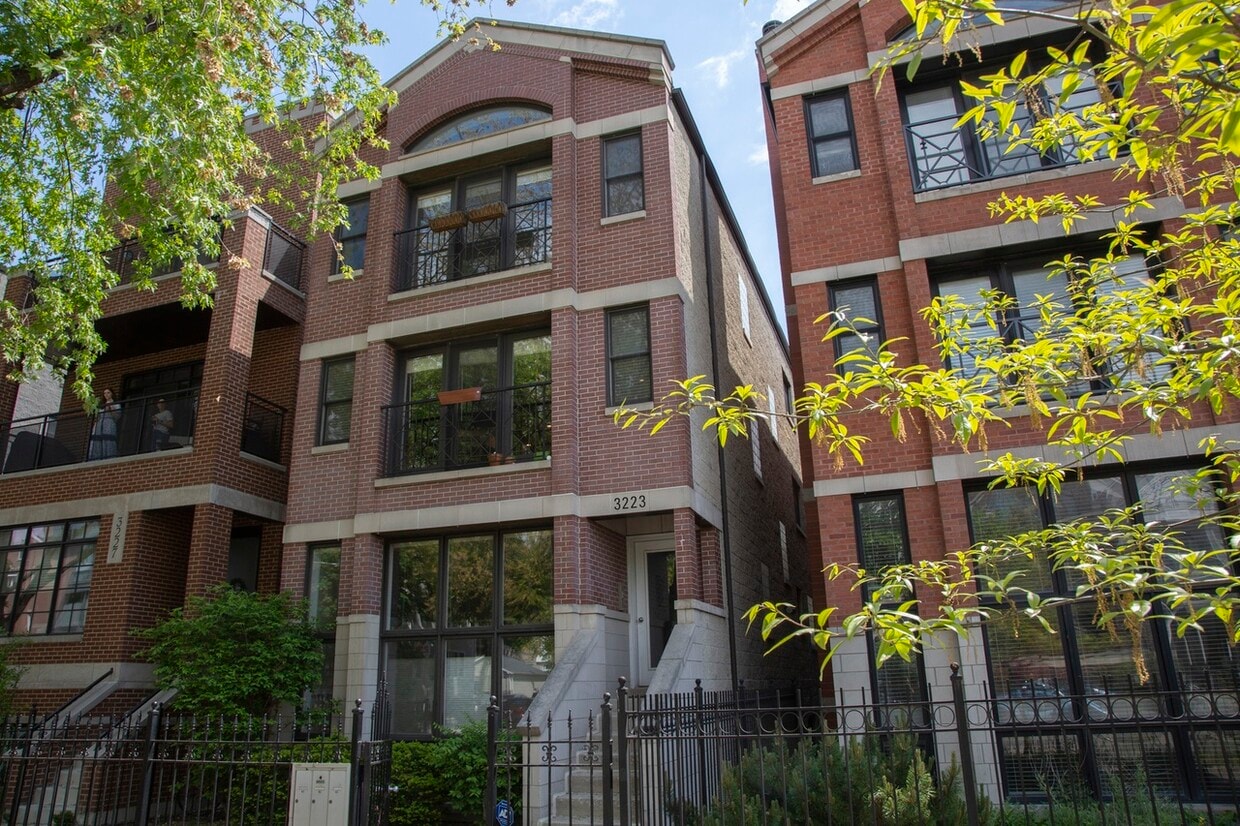 Primary Photo - 3223 N Racine Ave
