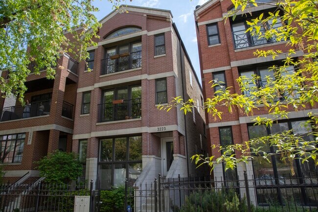 Building Photo - 3223 N Racine Ave