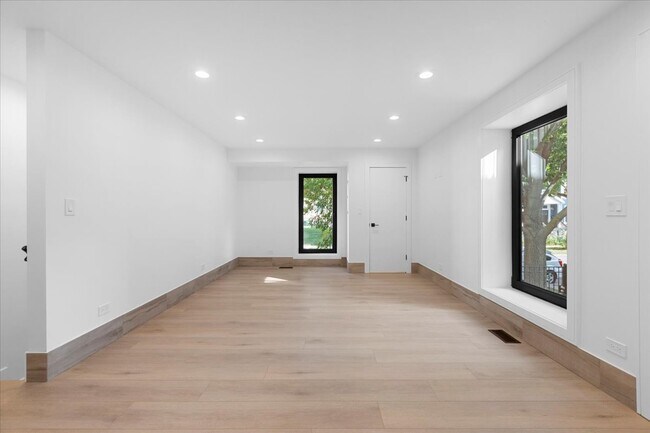 Foto del edificio - 2023 N Drake Ave