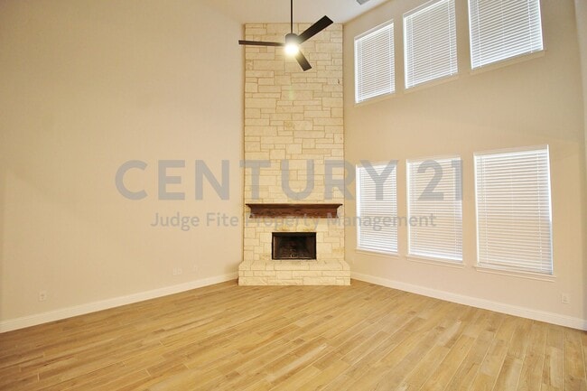 Building Photo - Stunning, 2-Story 4/2.5/2 Residence in Man...