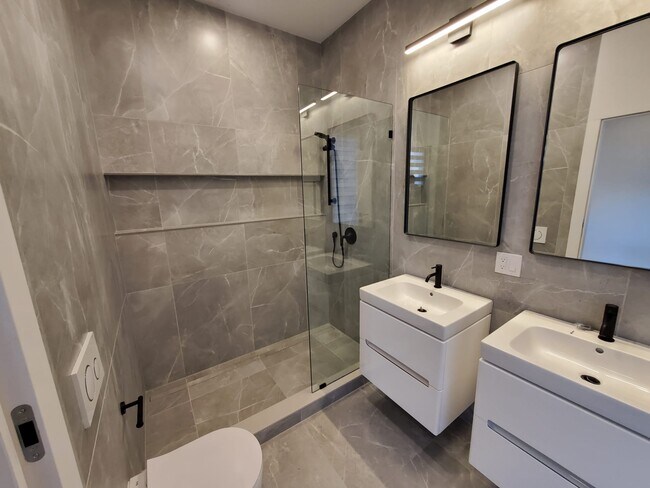 Foto del edificio - 157 W 9th St