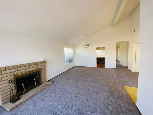 Building Photo - Cozy, Spacious & Super Clean Single Story ...