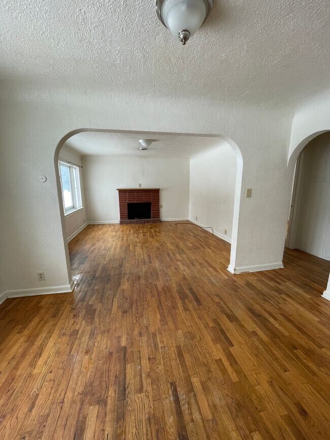 Building Photo - 1036 Avenue E