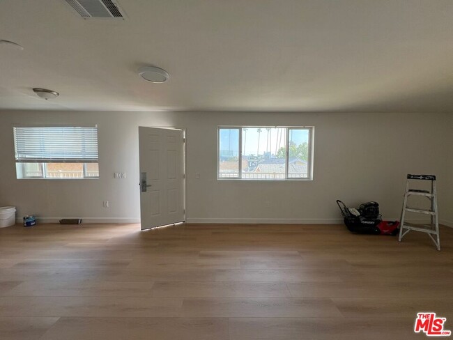Building Photo - 436 N Harvard Blvd