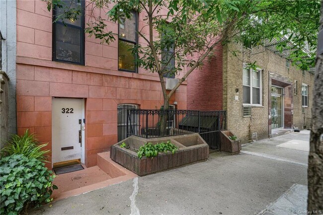 Foto del edificio - 322 E 50th St