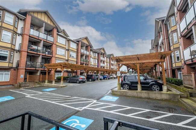 Photo du bâtiment - Top-Floor 1 Bedroom Condo in the Heart of Langley City