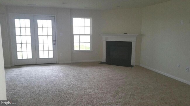 Building Photo - 3 Level Townhouse in the sought after Lint...