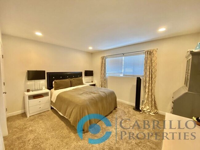 Building Photo - 3964 Manzanita Dr
